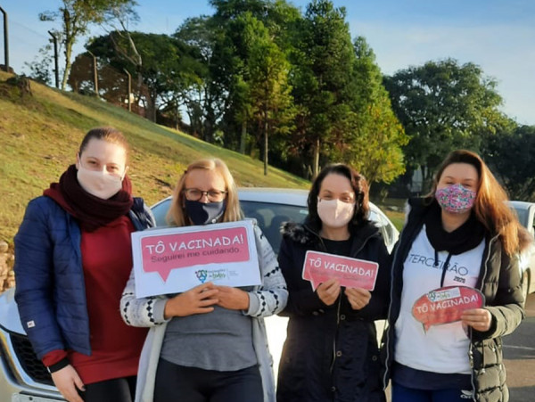 Professores e colaboradores do Colégio CNEC Farroupilha tomam primeira dose da vacina